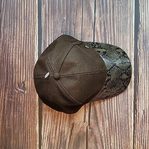 NWT, Vince Camuto, women's olive hat - Picture 2 of 3
